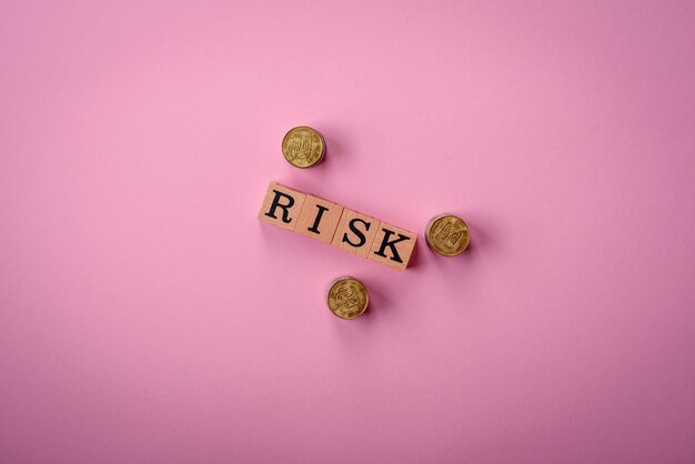 L'iscrizione Risk fatta di cubi di legno su uno sfondo semplice