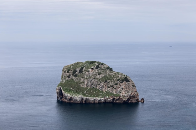 L'isola di Akatz è una roccia situata tra Matxitxako Cape e Gaztelugatxe Biscay Basque Country