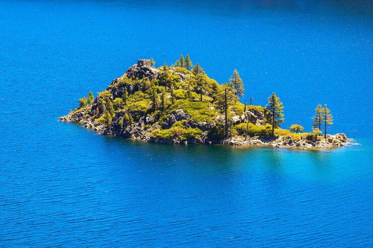 L'isola di Fannette si trova nella baia di smeraldo del lago tahoe in california