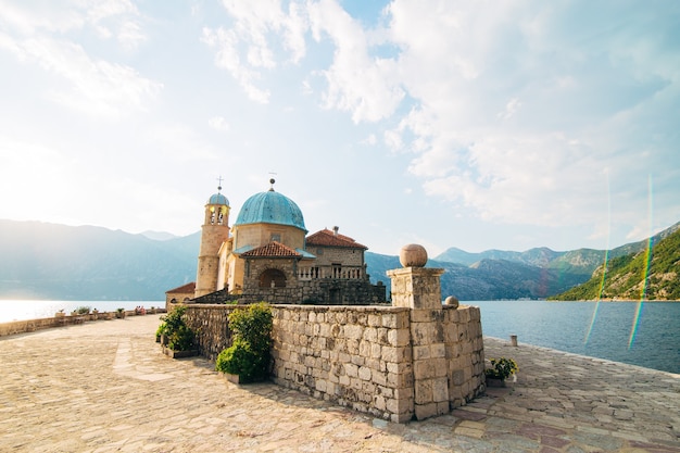 L'isola di gospa od skrpela nel golfo bokokotorsky