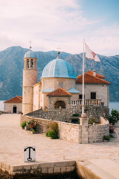 L'isola di gospa od skrpela nel golfo bokokotorsky