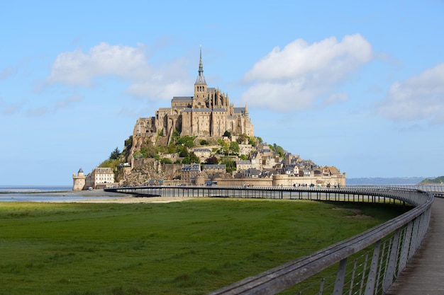 L'isola di marea di Mont SaintMichel situata in Francia al confine tra la Normandia e la Bretagna Francia