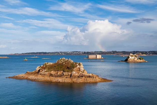 L'isola di Roc'h Gored Louet e il castello di Taureau situato nella baia di Morlaix a Finistere