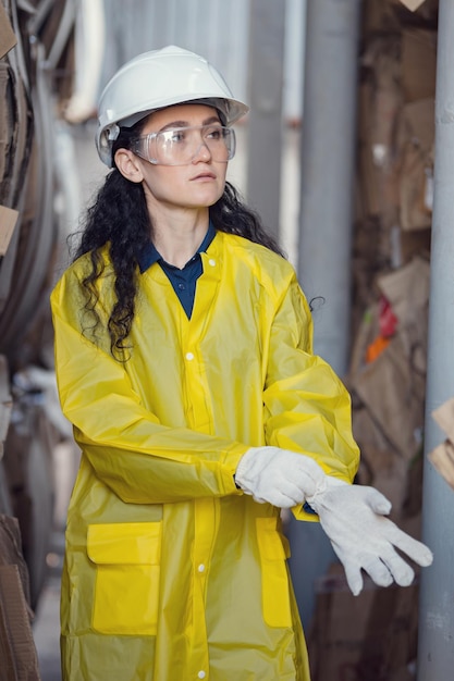 L'ispettore dai capelli lunghi che indossa i guanti aiuta a separare i rifiuti