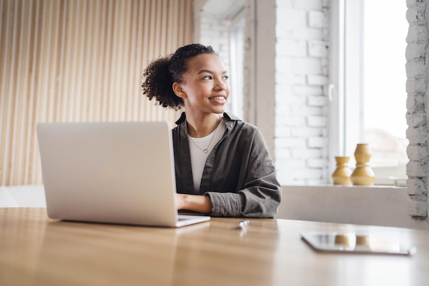 L'istruzione di apprendimento online della studentessa manager femminile utilizza il posto di lavoro del laptop