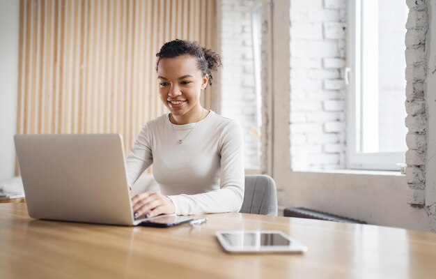 L'istruzione di apprendimento online delle studentesse utilizza il laptop sulla scrivania