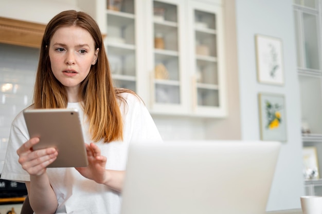 L'istruzione di apprendimento online di freelance femminile a casa utilizza laptop e sito Internet