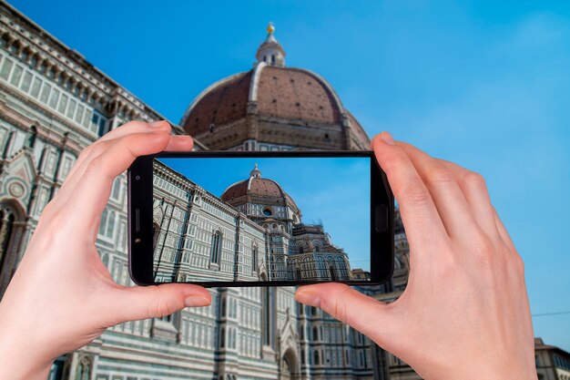 L'Italia Florence Cathedral in di cielo blu. il turista scatta una foto