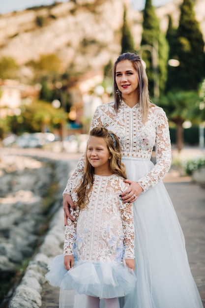 L'Italia, il Lago di Garda.Stylish Madre e figlia sulle rive del Lago di Garda in Italia ai piedi delle Alpi. madre e figlia in Italia