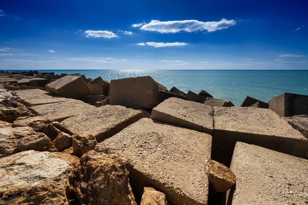 L'Italia, Mar Mediterraneo, Sicilia, Scoglitti (provincia di Ragusa), blocchi di cemento fuori dal porto