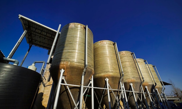 L'Italia, Napoli, silos industriali in una fabbrica di cuoio