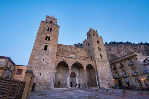 L'Italia, Sicilia, Cefalù, veduta del Duomo al tramonto