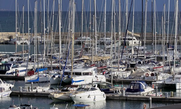 L'Italia, sicilia, Mar Mediterraneo, Marina di Ragusa; 20 dicembre 2015, vista degli yacht di lusso nel porto turistico - EDITORIALE