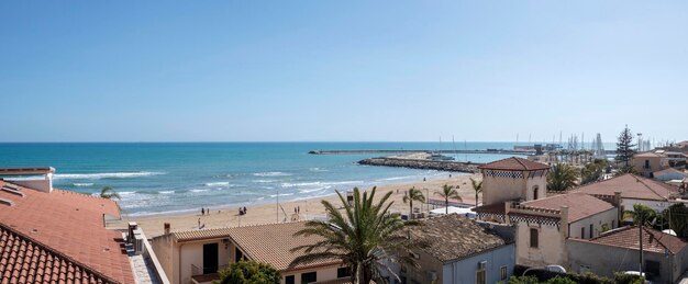 L'Italia, Sicilia, mare Mediterraneo, Marina di Ragusa (provincia di Ragusa), vista degli edifici sul lungomare e sulla spiaggia