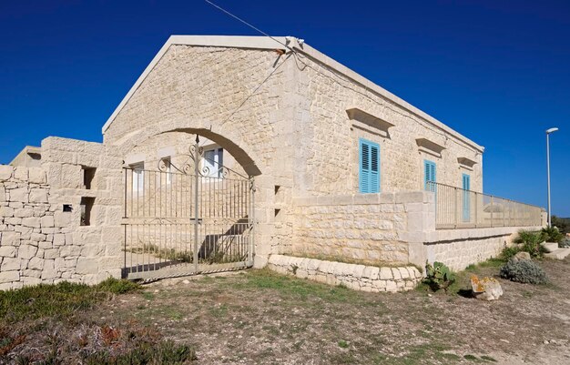 L'Italia, sicilia, mare Mediterraneo, Sampieri (provincia di Ragusa), antica casa in pietra sul lungomare