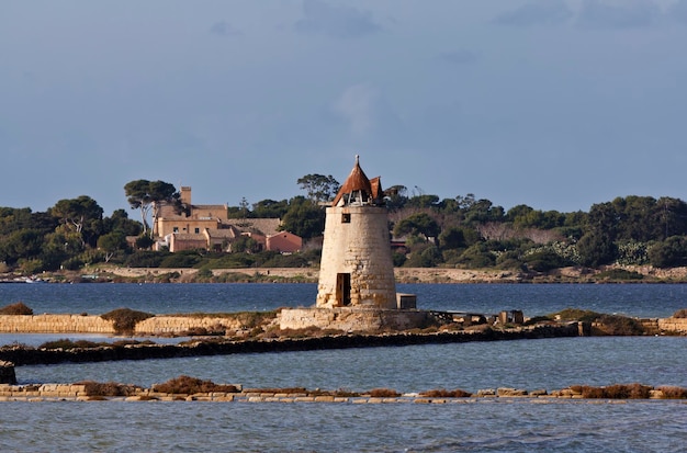 L'Italia, Sicilia, Marsala (Trapani), Mozia saline e un vecchio mulino a vento