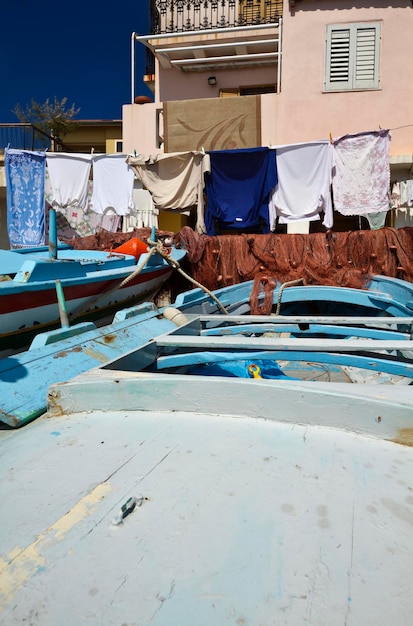 L'Italia, Sicilia, Messina, Torre Faro, barche da pesca a terra