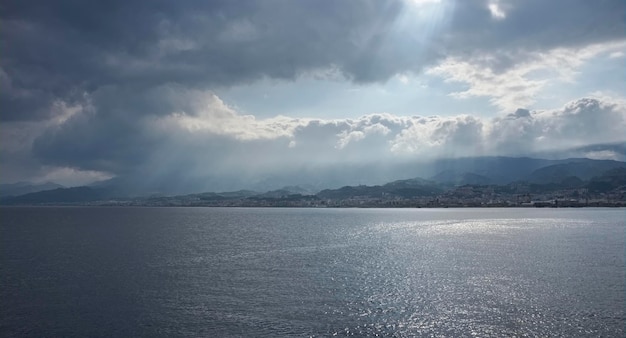 L'Italia, Sicilia, Messina, vista della città e della costa siciliana dal Canale di Sicilia