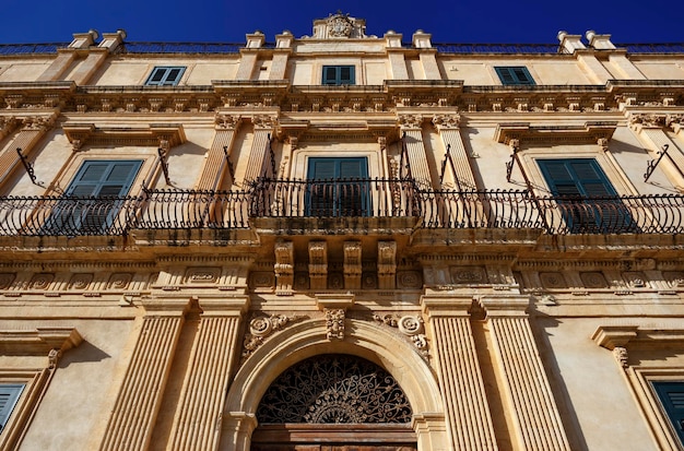 L'Italia, Sicilia, Noto (provincia di Siracusa), edificio barocco facciata