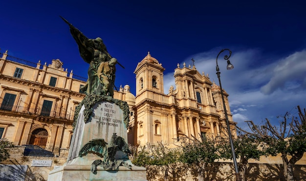 L'Italia, Sicilia, Noto (Provincia di Siracusa), veduta della facciata barocca della Cattedrale di S. Nicolò (1703) e del monumento della prima guerra mondiale