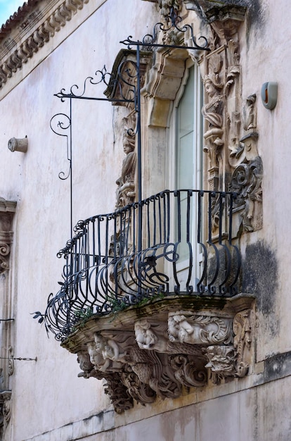 L'Italia, Sicilia, Ragusa, Palazzo Zacco facciata barocca e balcone (monumento Unesco), XVIII secolo.