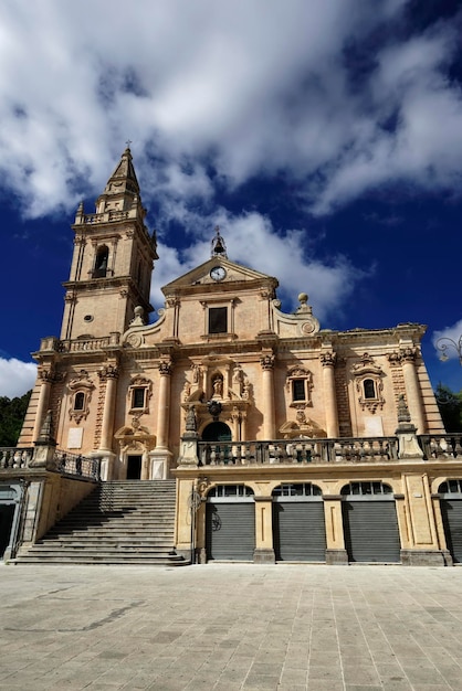 L'Italia, Sicilia, Ragusa, vista della facciata barocca della Cattedrale di San Giovanni (1751 aC)