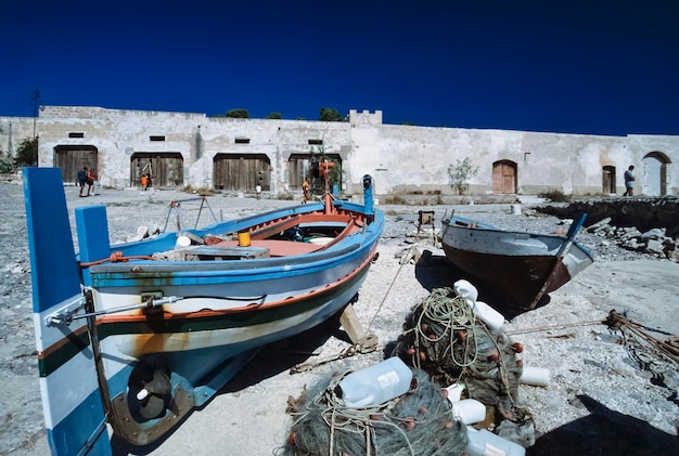 L'Italia, Sicilia, S. Vito Lo Capo (provincia di Trapani), barche da pesca in legno e la facciata della vecchia fabbrica di pesca del tonno - SCANSIONE FILM