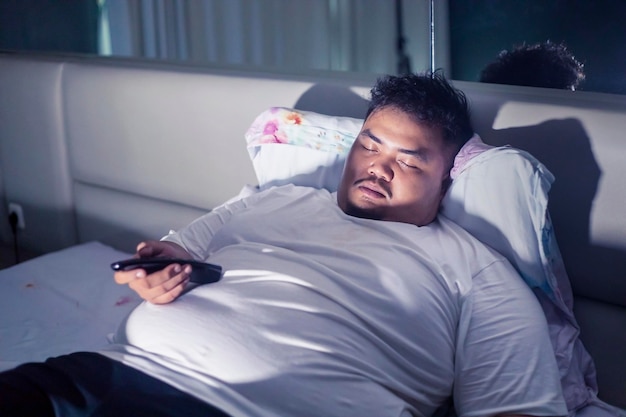 L'obesità si addormenta mentre si guarda la TV a casa