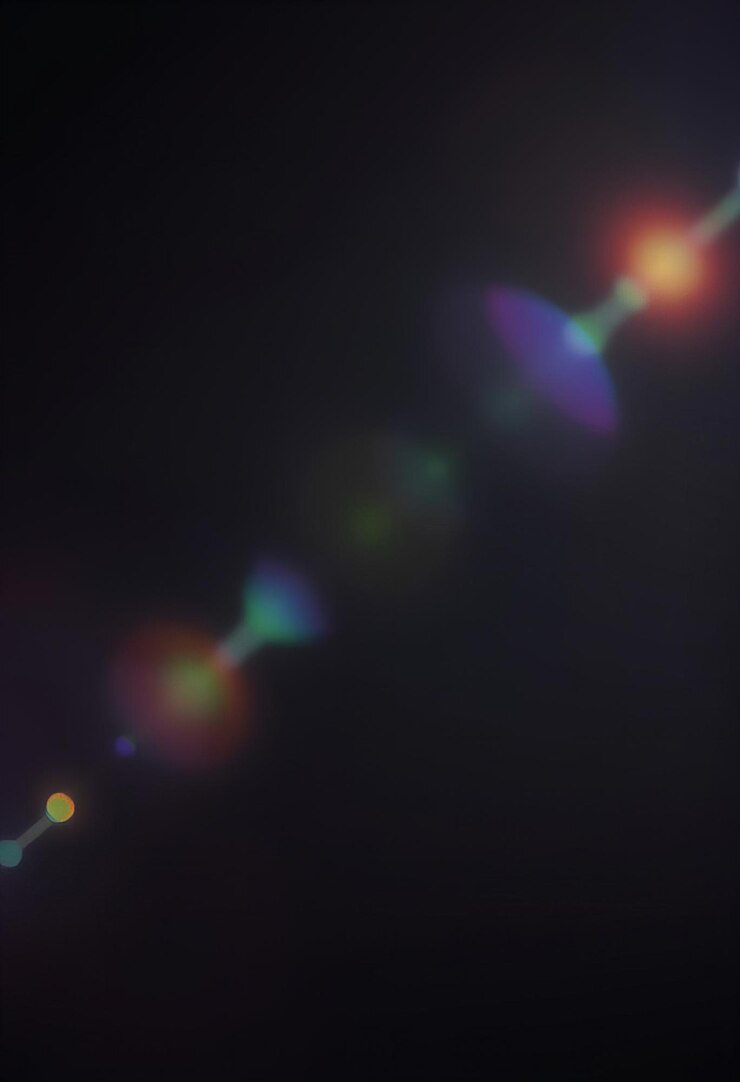 L'obiettivo dell'arcobaleno scorre luce sfocata sfondo scuro astratto sfocato