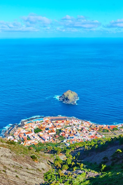 L'Oceano Atlantico e Garachico città sulla costa di Tenerife, Canarie, Spagna