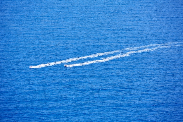 L&#39;oceano del mare blu con i watercrafts sveglia l&#39;antenna