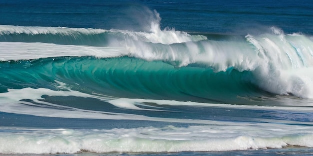 l'oceano si rompe sulla riva