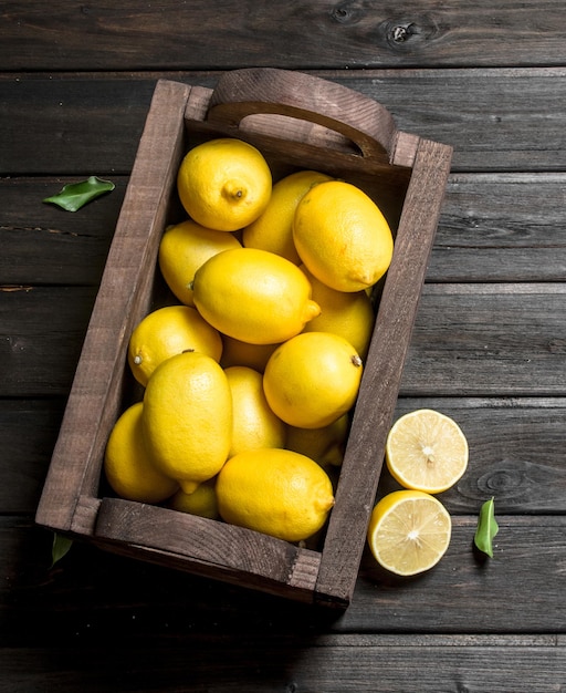 L'odore di limoni freschi in una scatola di legno
