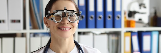 L'oftalmologo indossa il telaio di prova dell'optometrista presso l'ufficio di oftalmologia seleziona gli occhiali per una migliore visibilità