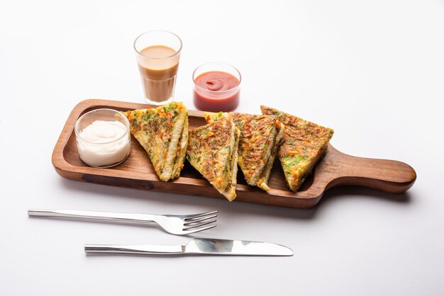 L'omelette di pane è una colazione veloce e facile dall'India. Fette di pane fresco immerse nella pastella di uova con spezie e fritte poco profonde. servito con ketchup e tè