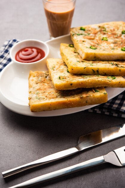 L'omelette di pane è una colazione veloce e facile dall'India. Fette di pane fresco immerse nella pastella di uova con spezie e fritte poco profonde. servito con ketchup e tè