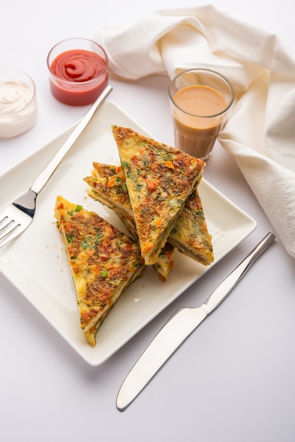 L'omelette di pane è una colazione veloce e facile dall'India. Fette di pane fresco immerse nella pastella di uova con spezie e fritte poco profonde. servito con ketchup e tè