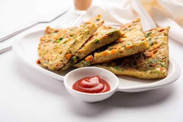 L'omelette di pane è una colazione veloce e facile dall'India. Fette di pane fresco immerse nella pastella di uova con spezie e fritte poco profonde. servito con ketchup e tè