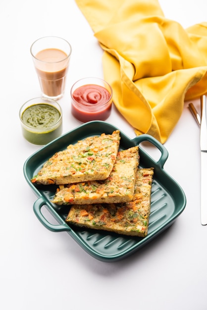 L'omelette di pane è una colazione veloce e facile dall'India. Fette di pane fresco immerse nella pastella di uova con spezie e fritte poco profonde. servito con ketchup e tè