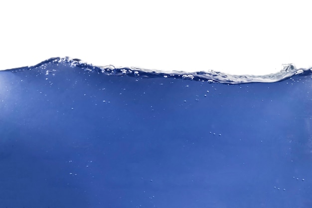 L'onda blu dell'acqua di mare isolata sott'acqua, linea di galleggiamento