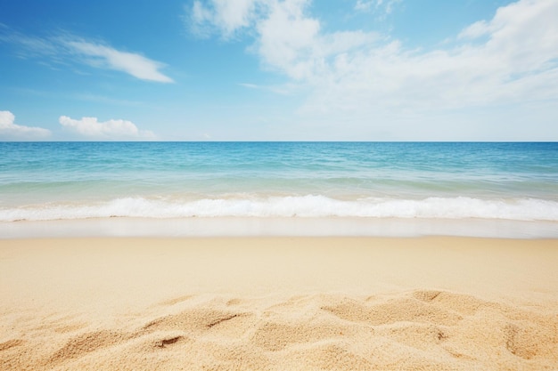 L'onda del mare sulla spiaggia di sabbia