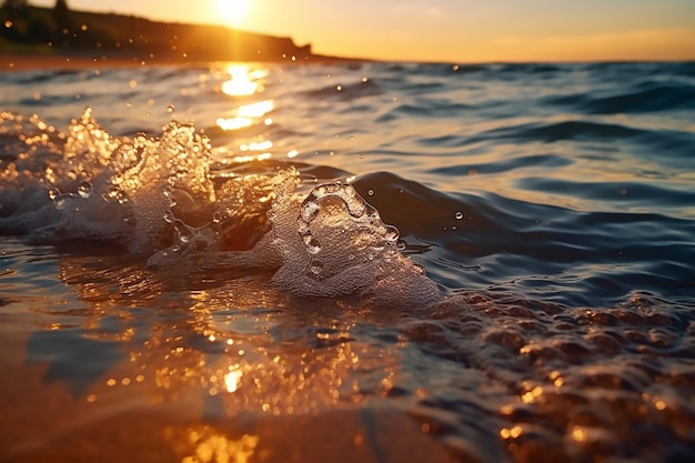 L'onda si infrange sulla spiaggia al tramonto