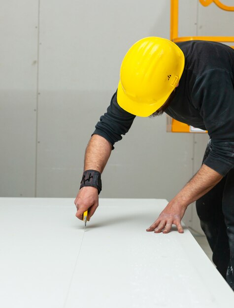 L&#39;operaio costruisce un muro di cartongesso