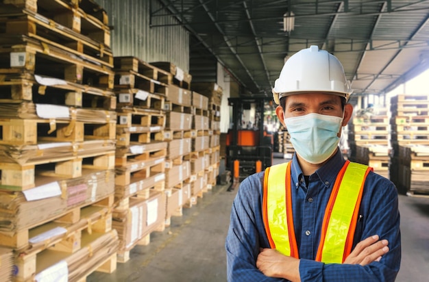 L'operaio lavora nella materia prima di Wearhouse per l'industria di fabbrica