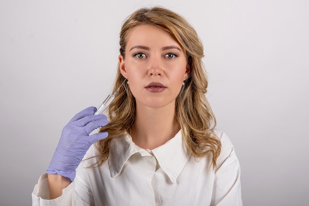 L'operaio medico in guanti blu tiene una siringa nelle sue mani