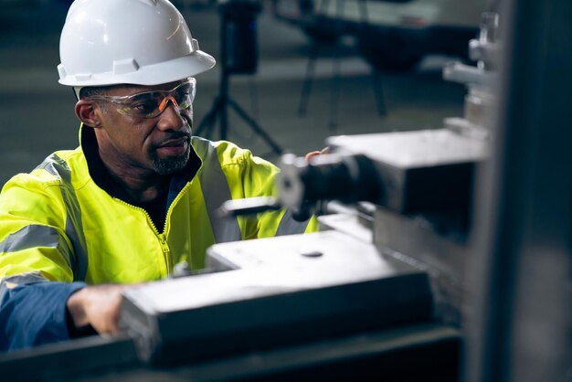 L'operaio o l'ingegnere svolgono lavori meccanici in un'officina di produzione specializzata