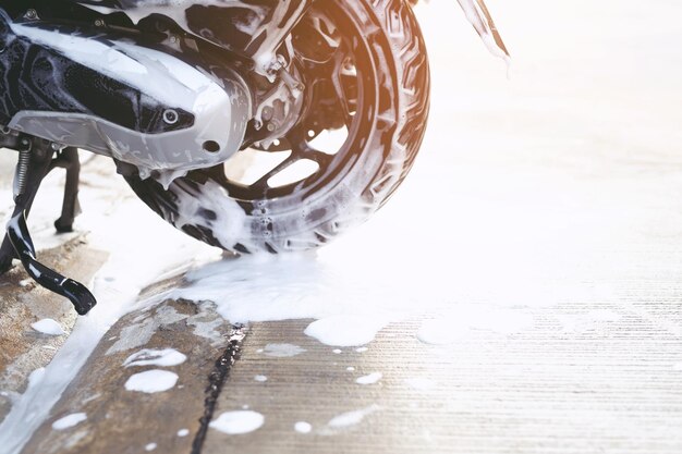 L'operaio sta lavando la moto al Car Care