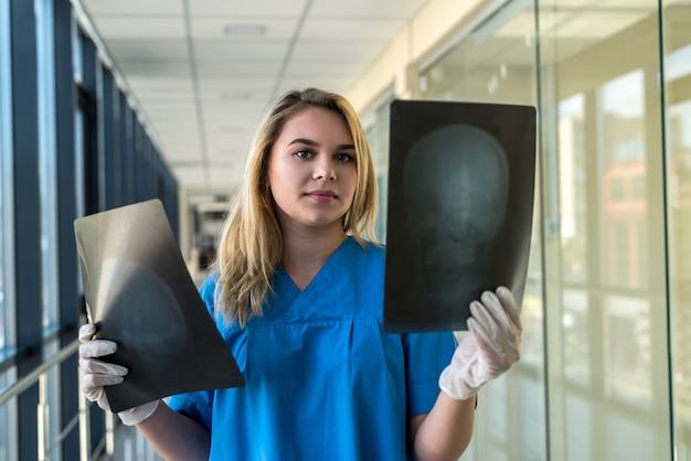 L'operatore medico esamina la pellicola a raggi X del cranio per rilevare i segni della malattia. Salute