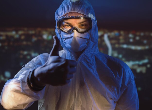 L'operatore medico inventa il vaccino per il covid-19. Pandemia Laboratorio lavoratore tenendo la siringa con il vaccino.