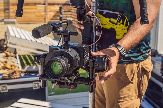 L'operatore Steadicam prepara la fotocamera e il gimbal stabilizzatore a 3 assi per una ripresa commerciale